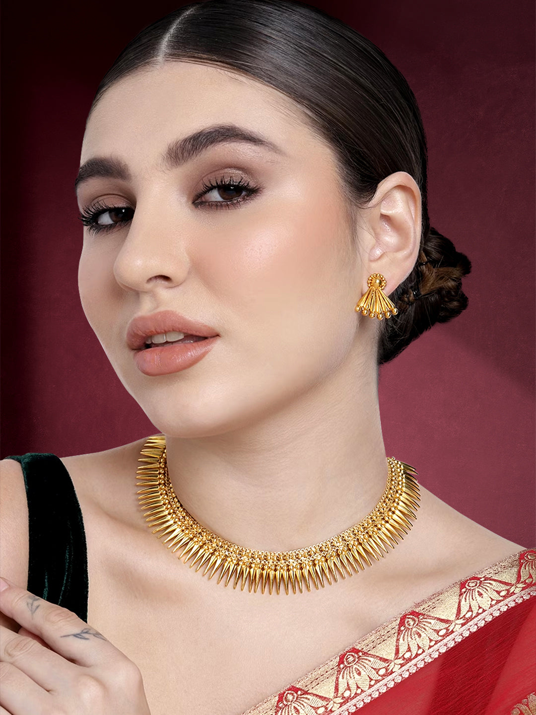 Glamour in Gold Stylish Short Necklace Set