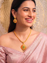 Peora Heritage Grid Pendent  Necklace Set - Gold