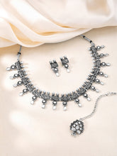 Glimmering Silver Necklace Set