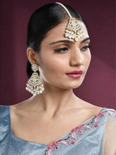 Glamorous Gleaming Bridal Maang Tikka