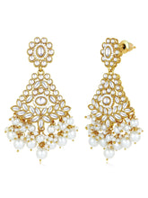Glamorous Gleaming Bridal Maang Tikka