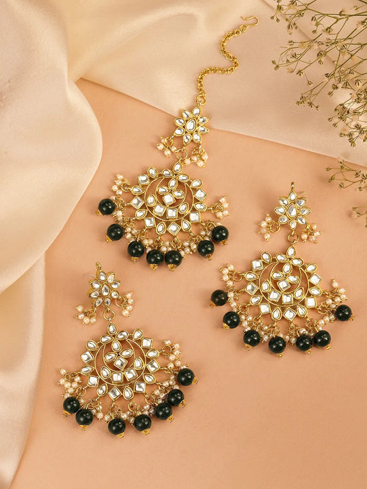 Majestic Glow Earring and Maangtikka. Pair of earrings & Maangtikka, with gold plating, kundan, green beads along with pearls. Buy best selling jewellery from Peora.