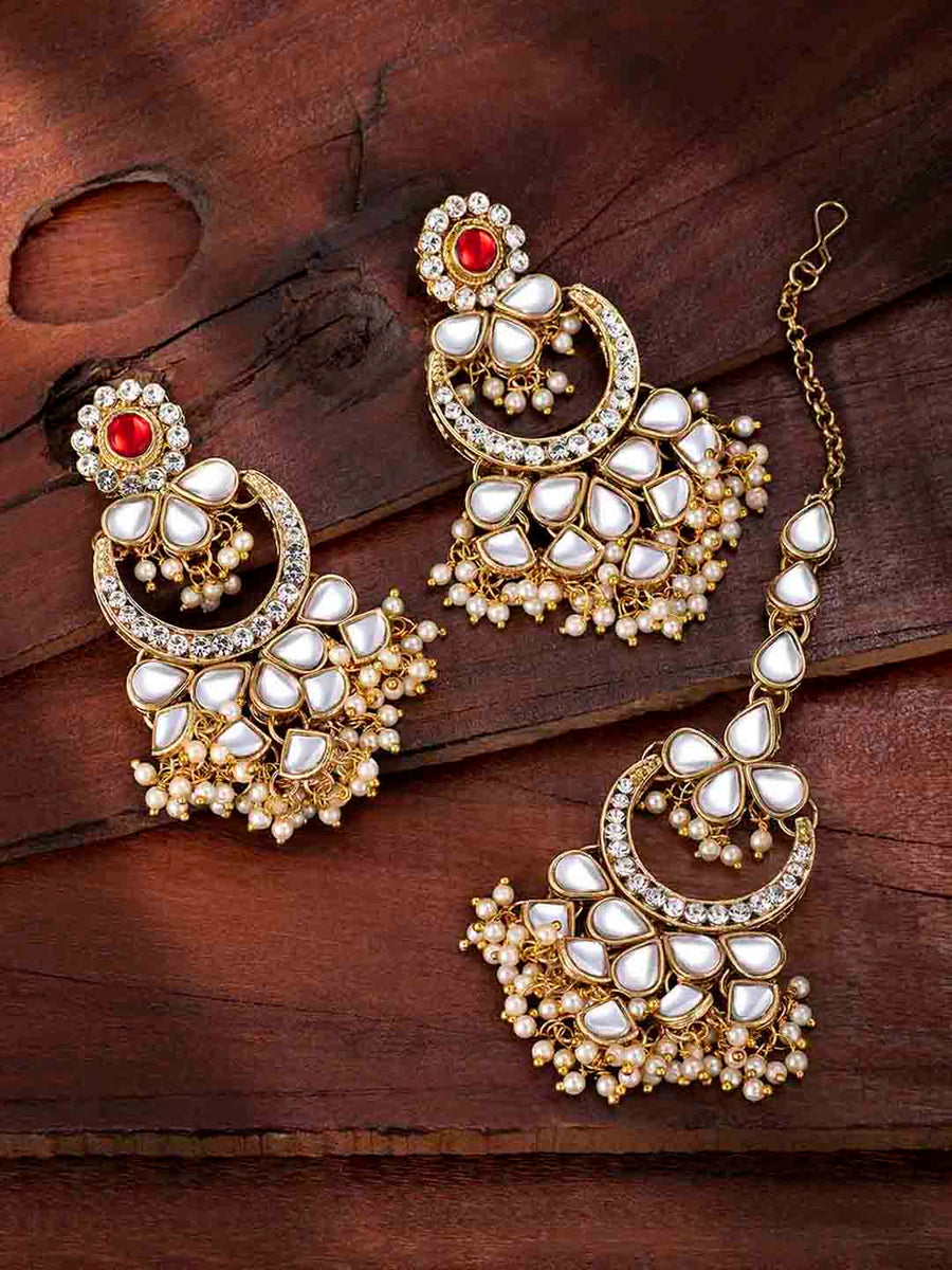 Graceful Lustrous Maang Tikka Set. Pair of earrings & Maangtikka, with gold plating, kundan along with pearls. Buy best selling jewellery from Peora.