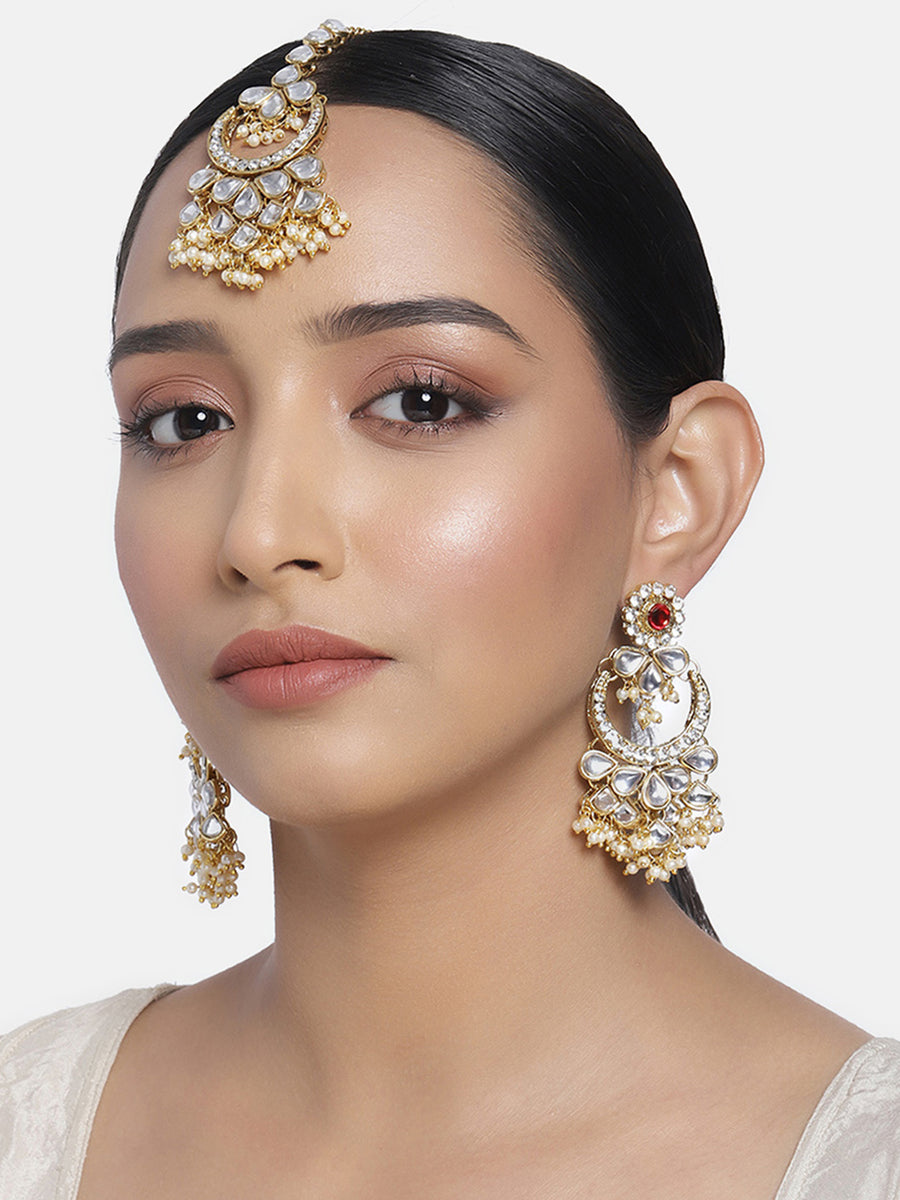 Graceful Lustrous Maang Tikka Set. Pair of earrings & Maangtikka, with gold plating, kundan along with pearls. Buy best selling jewellery from Peora.