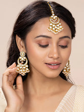 Graceful Lustrous Maang Tikka Set - White