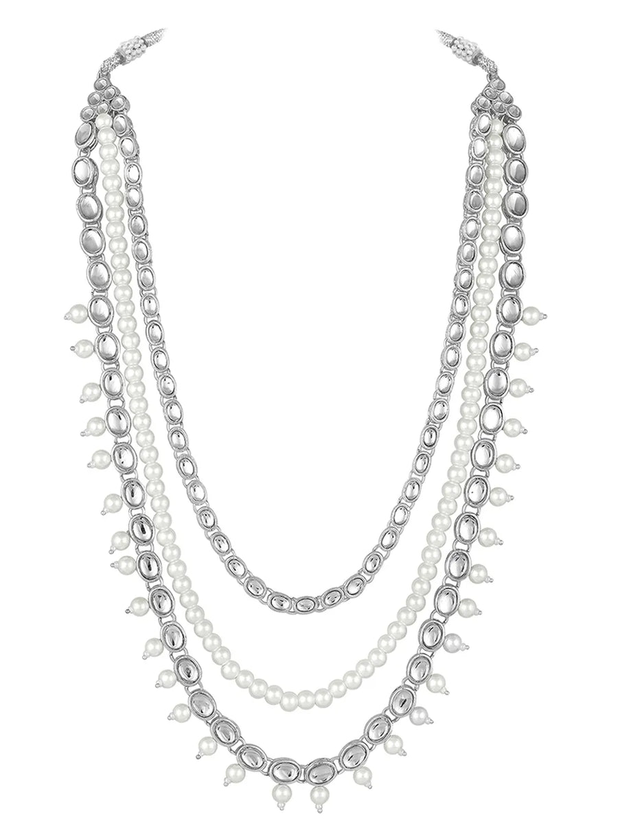 Bridal Splendour Kundan Pearls Set. Silver-plated layered bridal necklace set with pearls, kundan and matching earrings, complemented by a maang tikka.