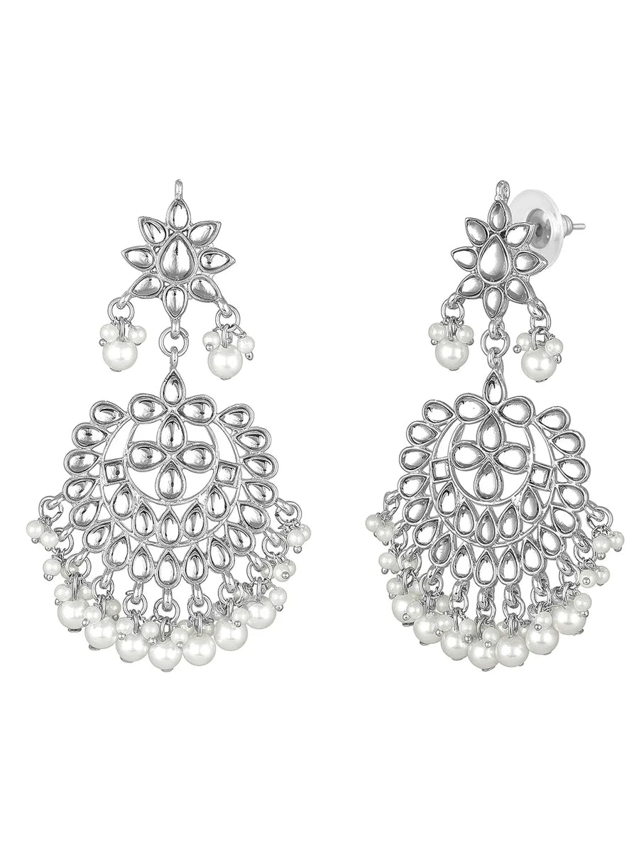 Bridal Splendour Kundan Pearls Set. Silver-plated layered bridal necklace set with pearls, kundan and matching earrings, complemented by a maang tikka.