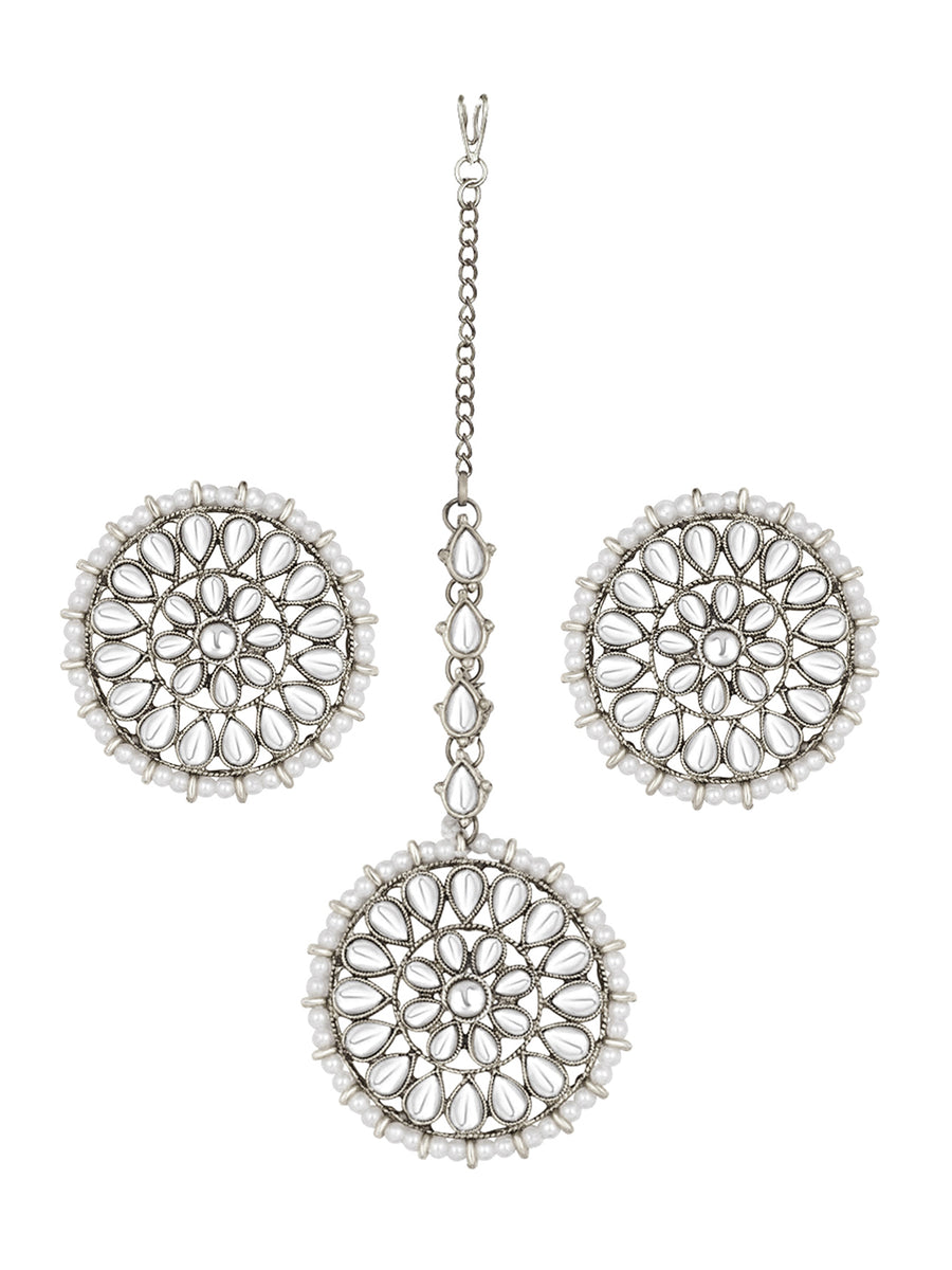 Pearl Perfection Maangtikka Set. Silver-plated round Kundan earrings and maang tikka with pearl detailing.