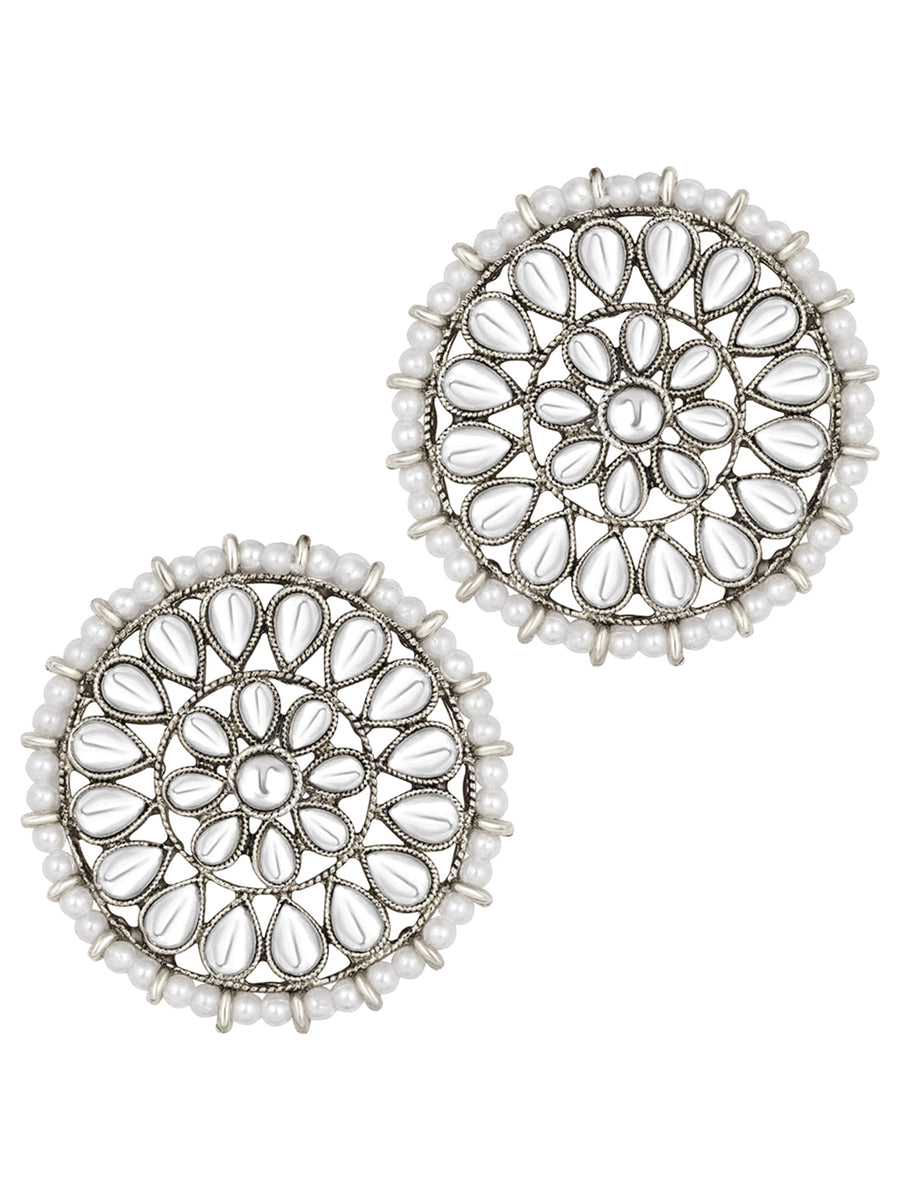 Pearl Perfection Maangtikka Set. Silver-plated round Kundan earrings and maang tikka with pearl detailing.