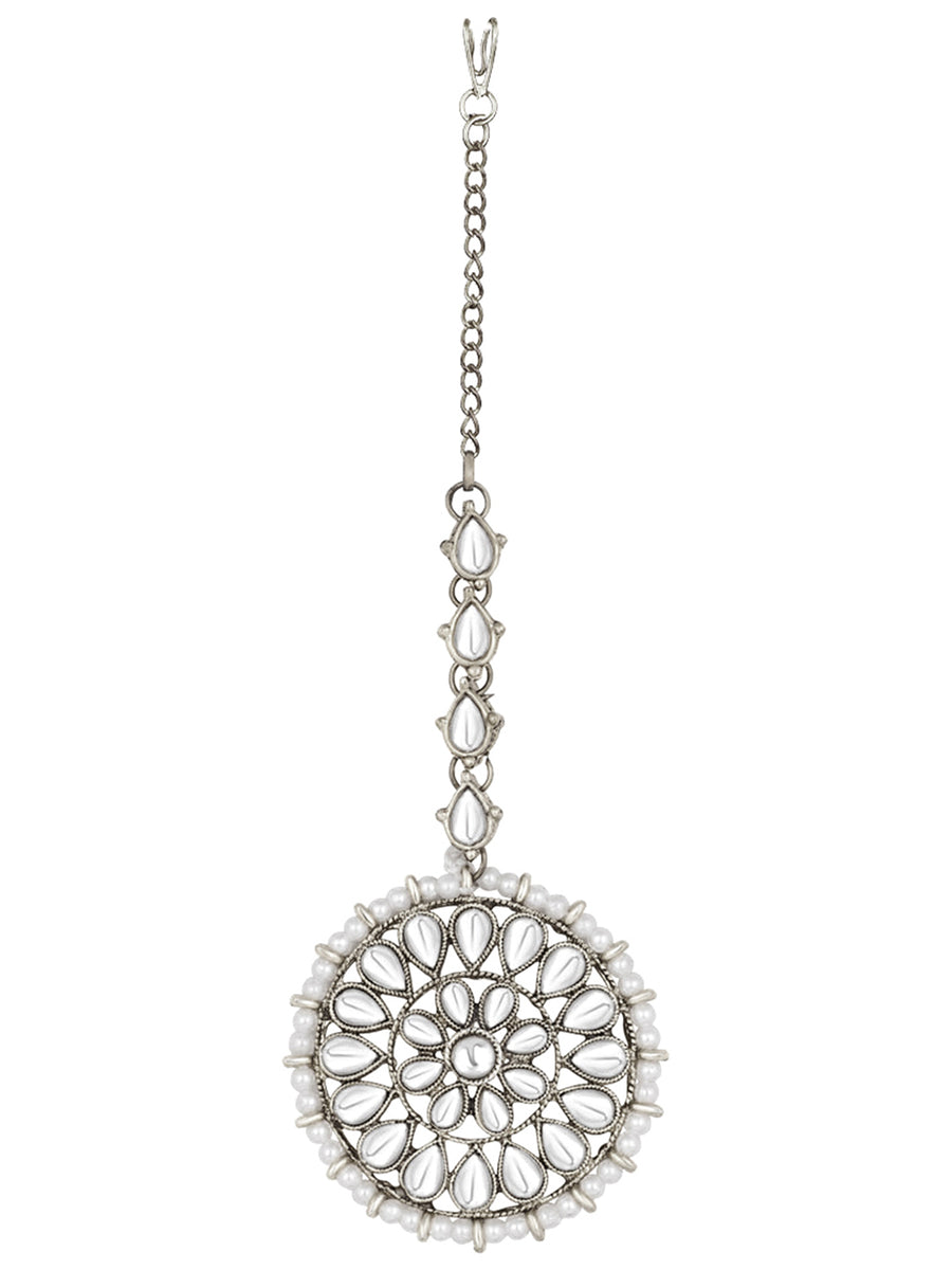 Pearl Perfection Maangtikka Set. Silver-plated round Kundan earrings and maang tikka with pearl detailing.