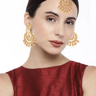 Radiance Kundan Pearl Maangtikka Set. Gold-plated chandbali-style earrings & Maangtikka with pearls and kundan.