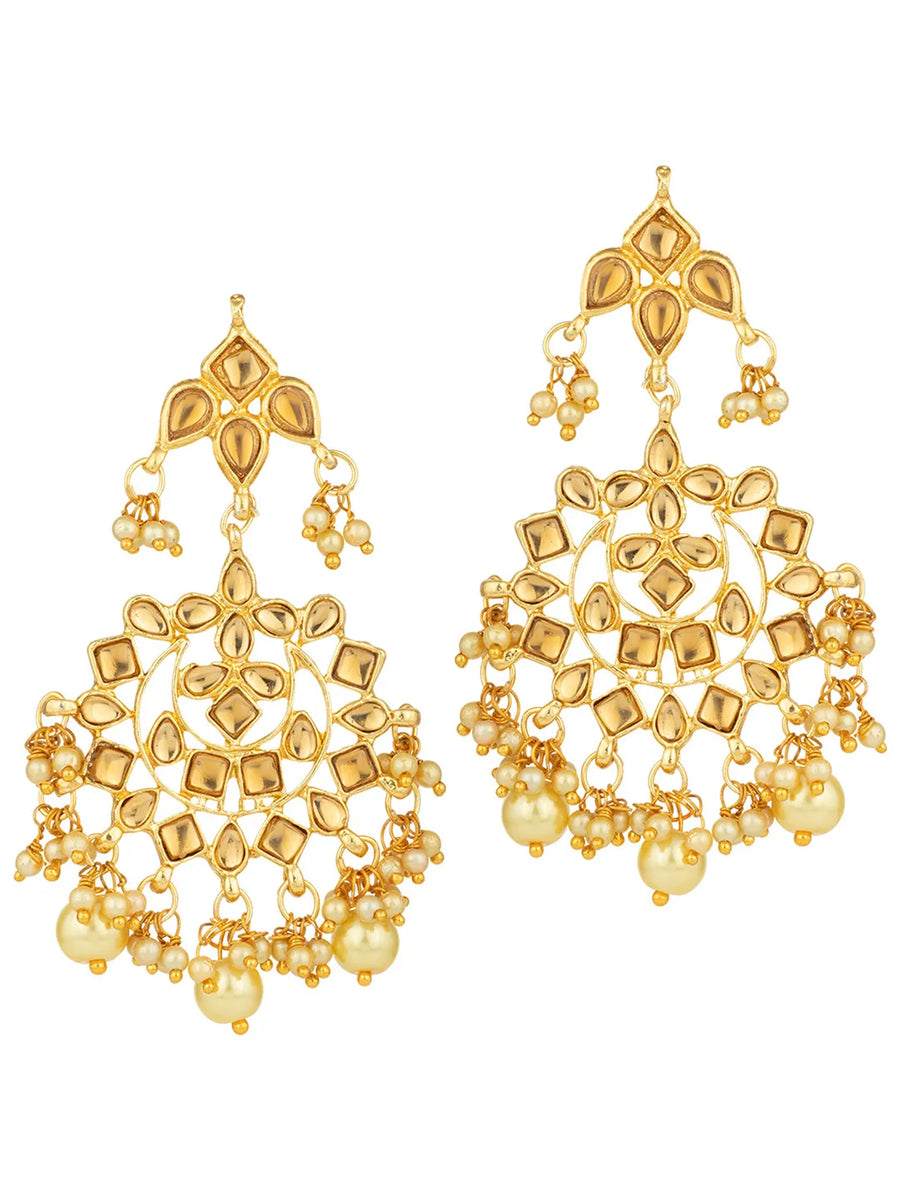 Royal Heritage Pearl Choker Set. Gold kundan & pearl jewellery set with maangtikka and earrings. Best selling & Prefect for your wedding, bridal & special occasion looks.