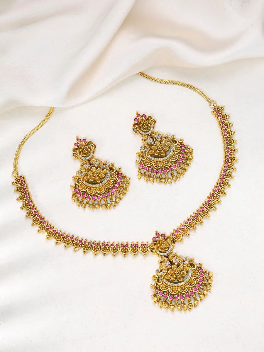 Elegant Floral Design Necklace Set