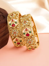 Embellished Floral Pattern Bangles Set - Gold