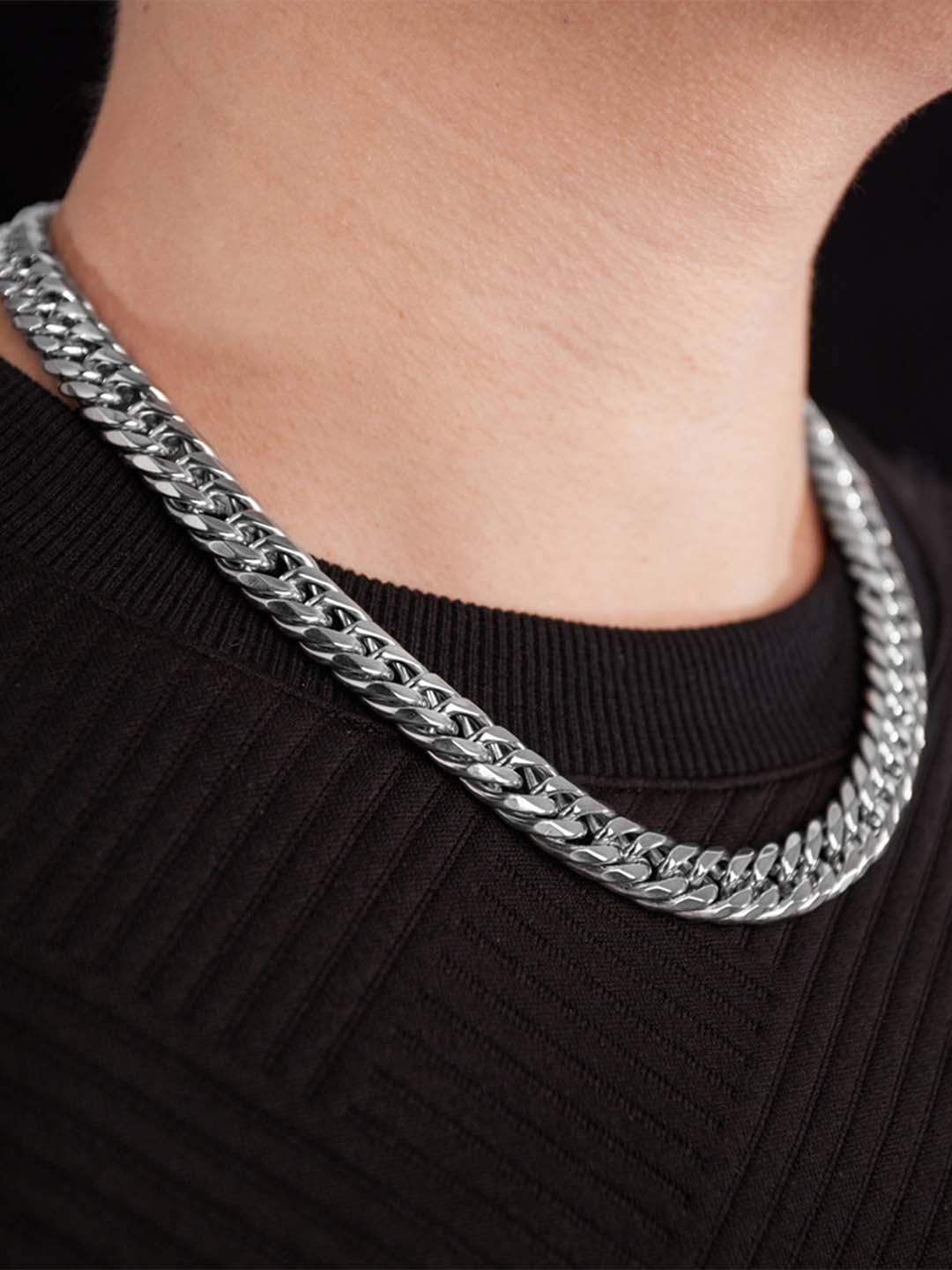 Sleek Stainless Steel Men’s Chain