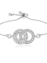 Interlocking Bracelet by Peora – Symbol of Connection