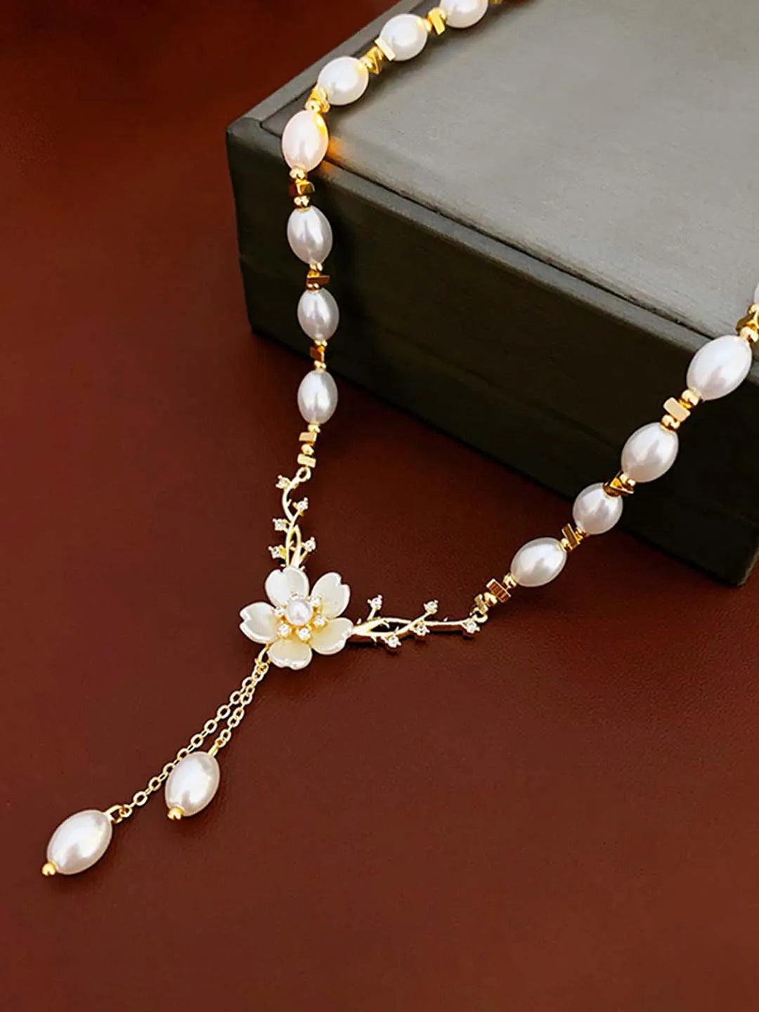 Elegant Faux Pearl Floral Necklace Chain