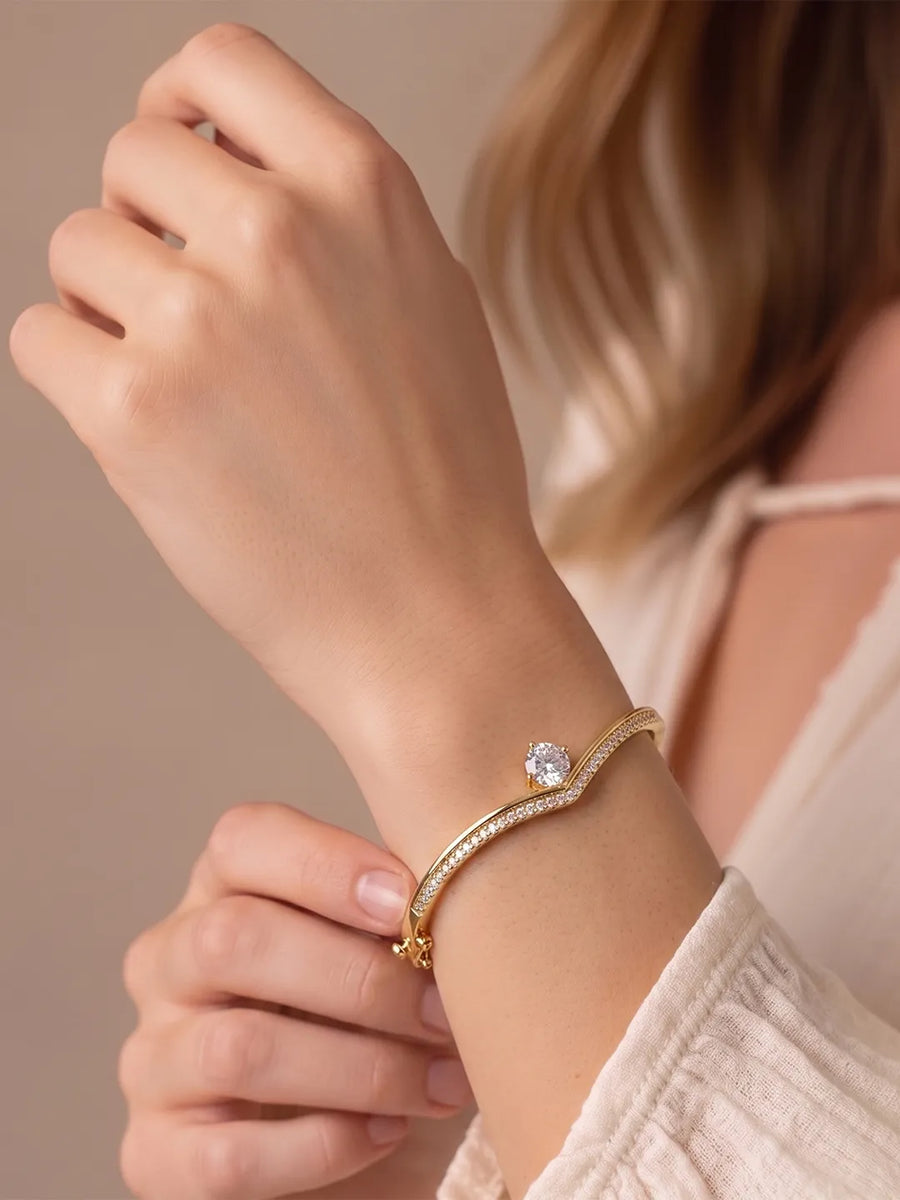 Peora Solitaire Wave Crystal Bangle - Gold