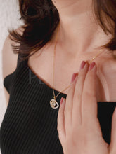 Glimmering Eye Catching Necklace - Gold