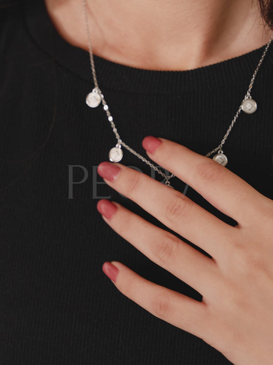 Luxurious Gilded Glamour Necklace - Silver