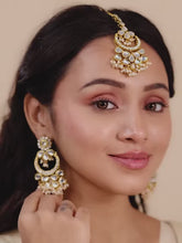 Graceful Lustrous Maang Tikka Set